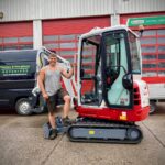 Takeuchi TB216 met werknemer Thomas en Hoogkamp