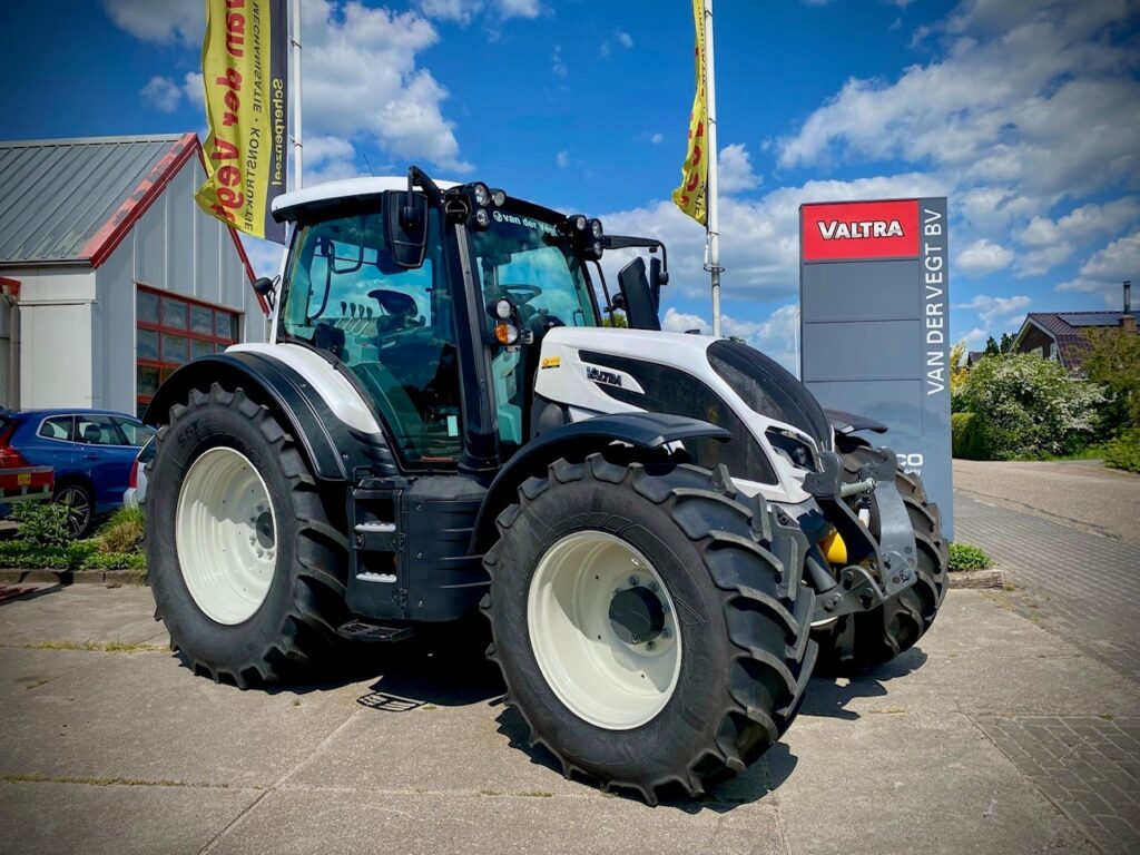 Valtra N155 Active voor de vlaggen