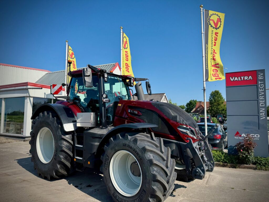 Valtra Q305 bij vlaggen