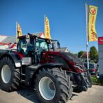 Valtra Q305 bij vlaggen
