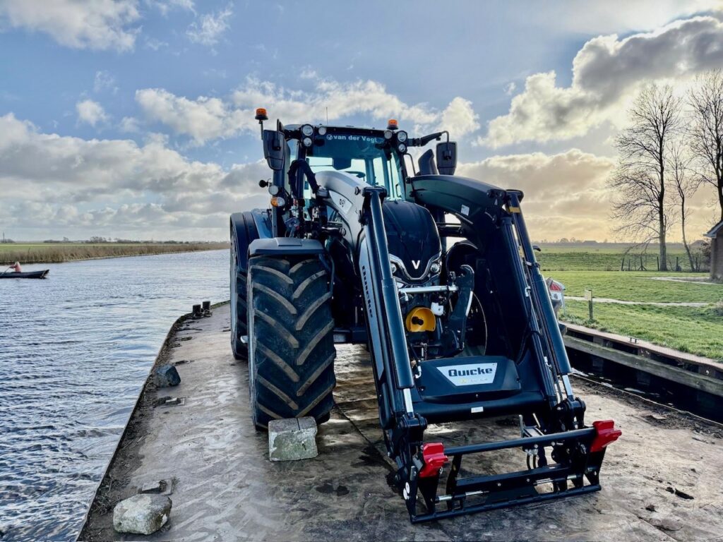 Valtra N155 op pont over