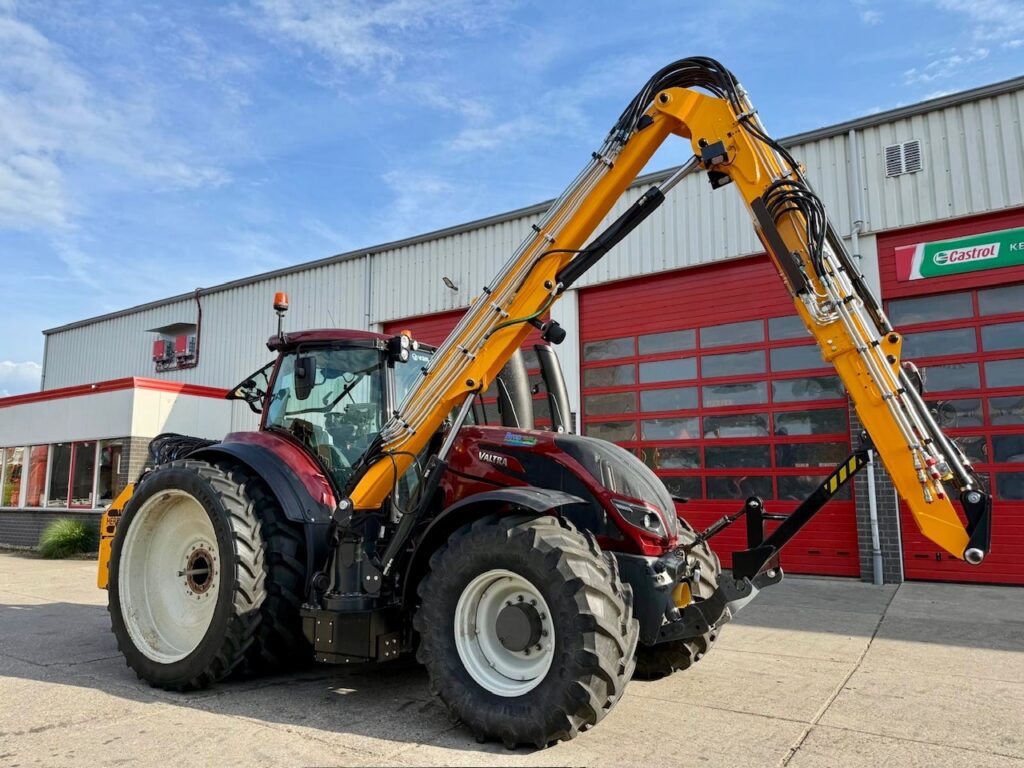 Herder Grenadier maaiarm met Valtra