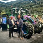 Matthijs schudt de hand met Marc de Haan van MEchan. Eerste traploze Valtra CVT van Nederland gaat naar Fa. van der Vegt.