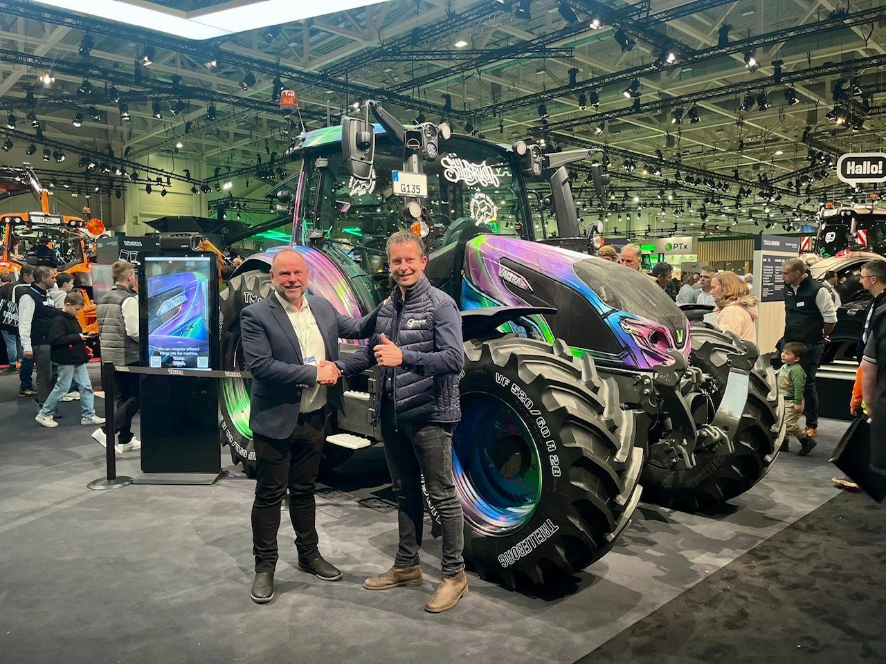 Matthijs schudt de hand met Marc de Haan van MEchan. Eerste traploze Valtra CVT van Nederland gaat naar Fa. van der Vegt.