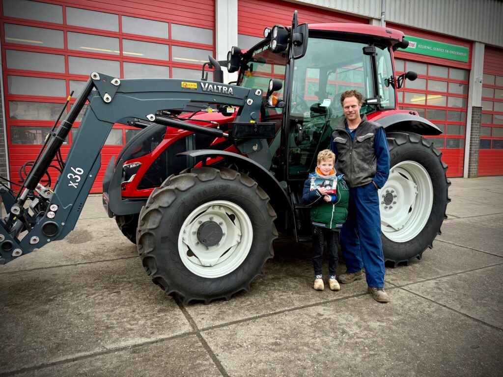 Valtra A75 met eigenaar
