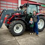 Valtra A75 met eigenaar