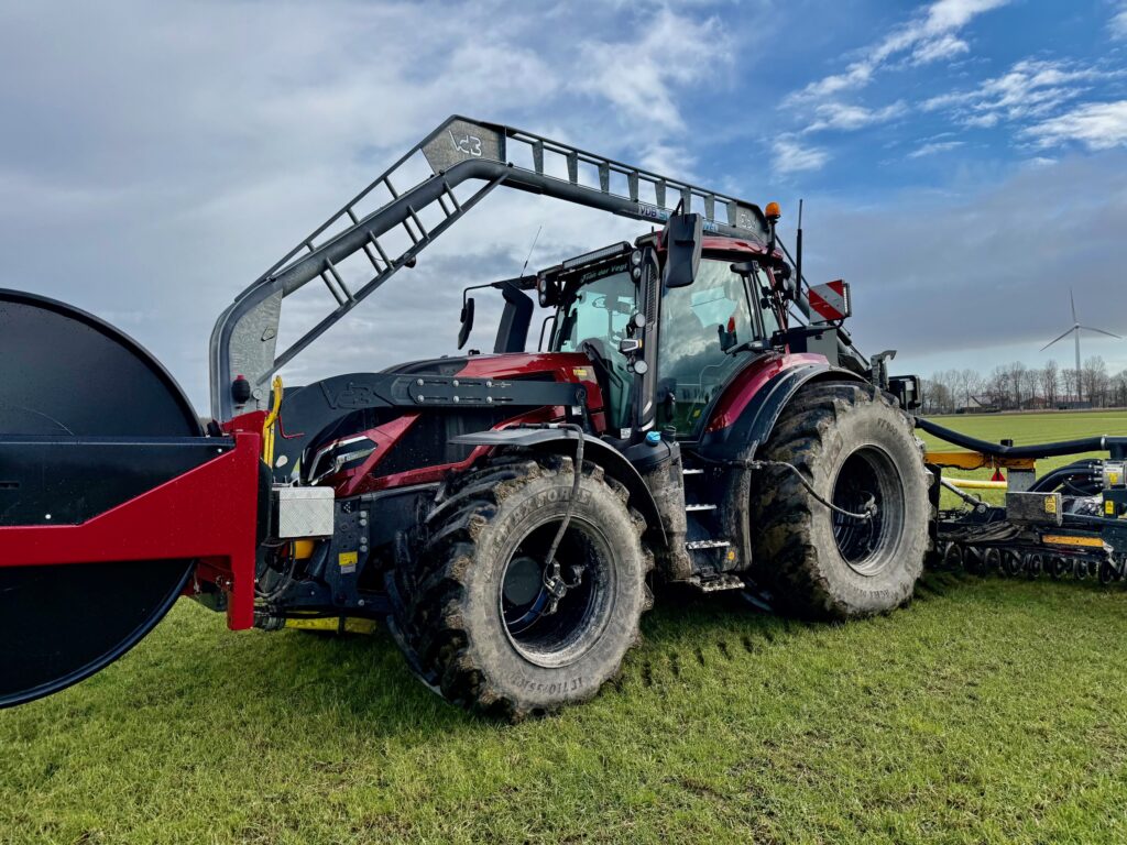 Valtra Q285 in het land