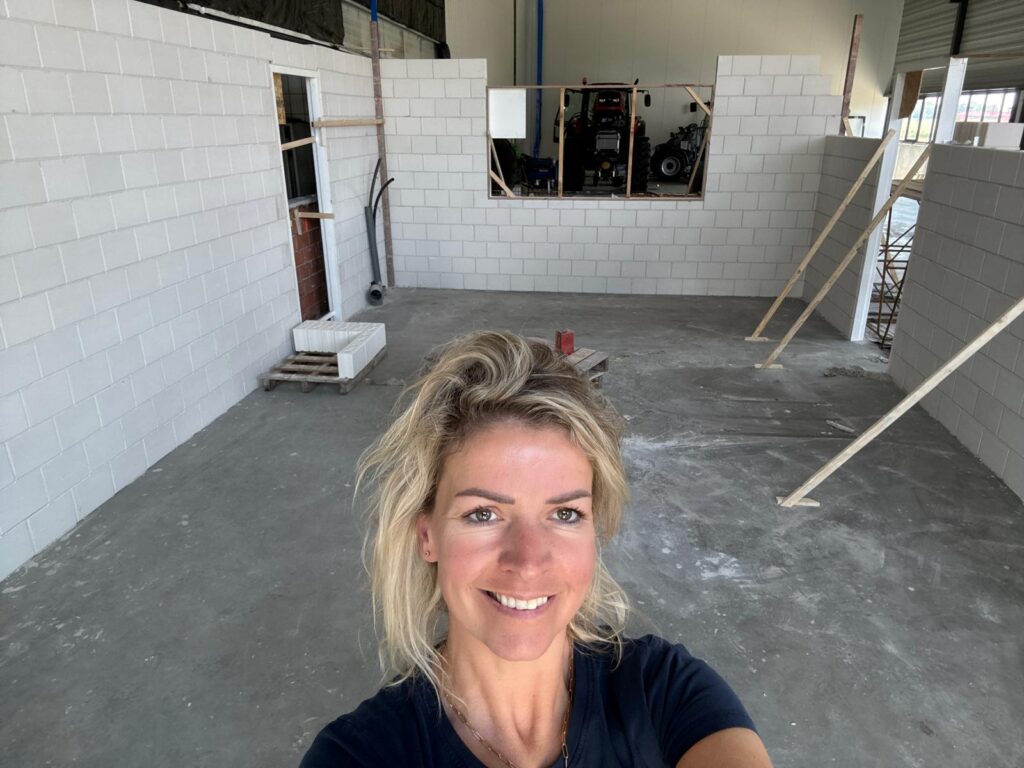 Marije staat in de nieuwe kantine
